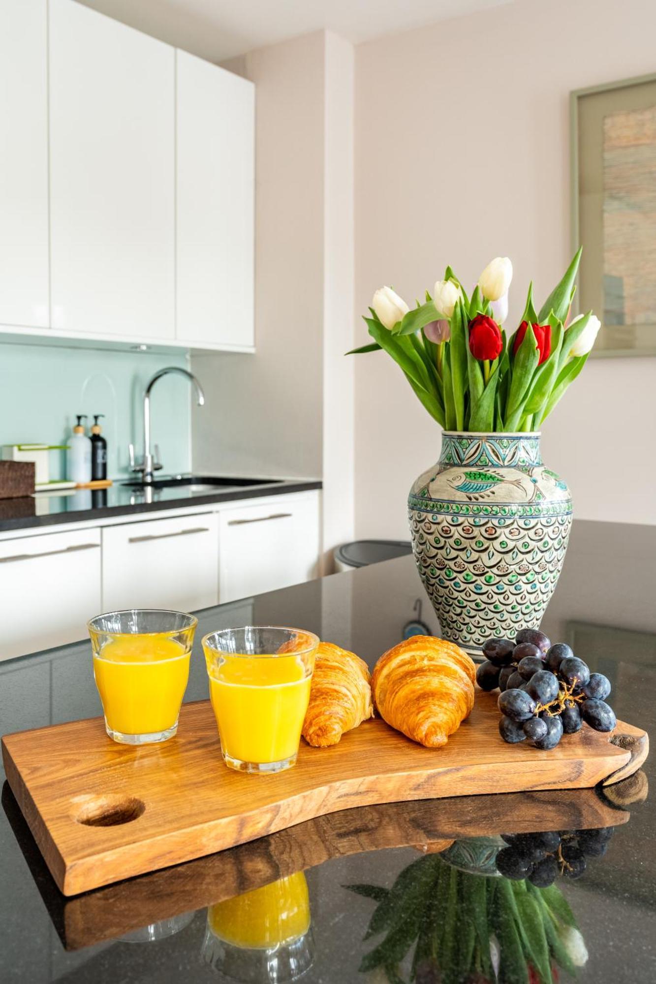 King Beds With En-suite, Private Balcony And Elevator By Iconic Portobello Market Apartamento