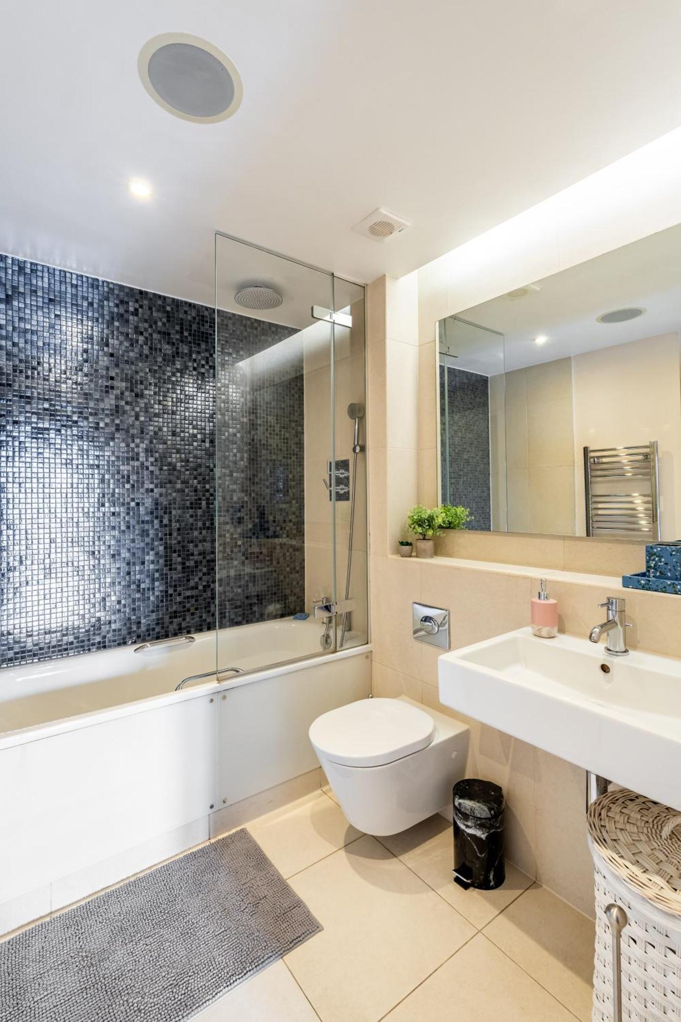 King Beds With En-suite, Private Balcony And Elevator By Iconic Portobello Market Apartamento