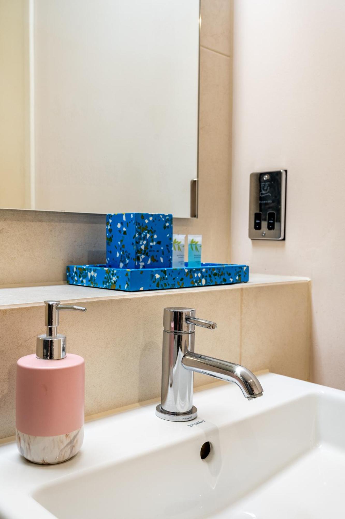 King Beds With En-suite, Private Balcony And Elevator By Iconic Portobello Market Londres